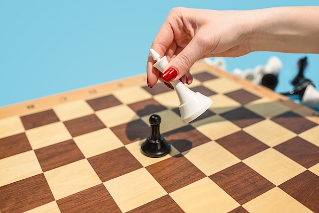 шахматная доска и игровая концепция бизнес-идей и конкуренции.