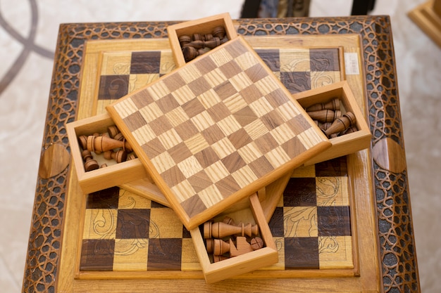 Шахматная доска из дерева с фигурными ящиками