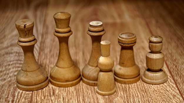 Шахматные фигуры из дерева на деревянном столе