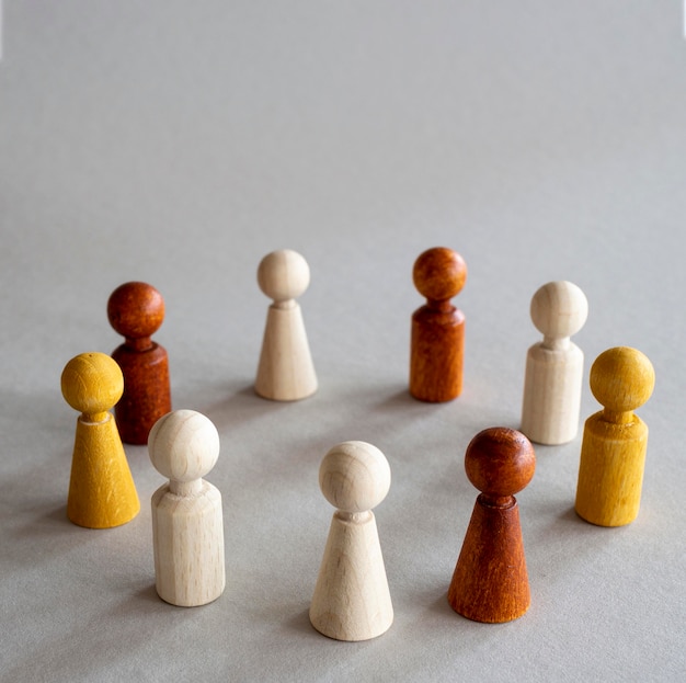 Free photo chess wooden pieces arranged in circle