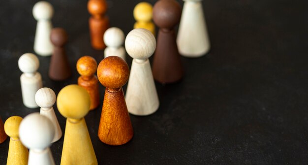 Шахматные деревянные фигуры с копией пространства