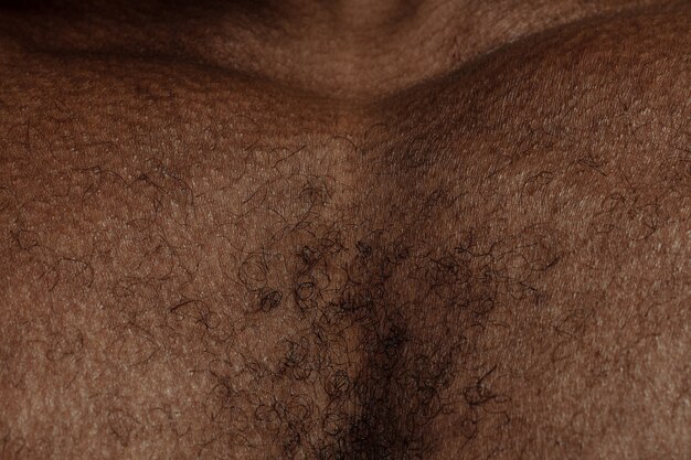 胸。人間の肌の詳細な質感。若いアフリカ系アメリカ人の男性の体のクローズアップショット。スキンケア、ボディケア、ヘルスケア、衛生、医学の概念。美しさと手入れの行き届いたように見えます。皮膚科。
