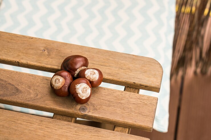 Free Photo chestnuts on a wooden surface