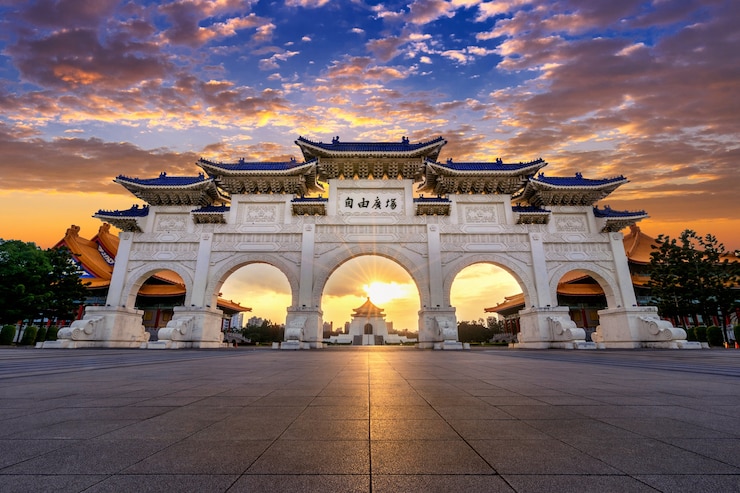 Free Photo chiang kai shek memorial hall at night in taipei, taiwan. translation: "liberty square".