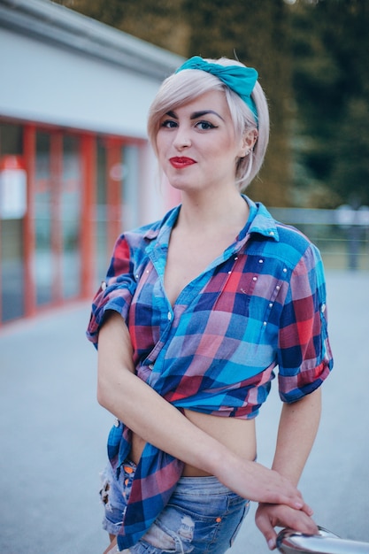 치카 joven posando en una pared roja