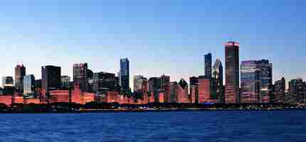 Free photo chicago city downtown urban skyline panorama at dusk with skyscrapers over lake michigan with clear blue sky.