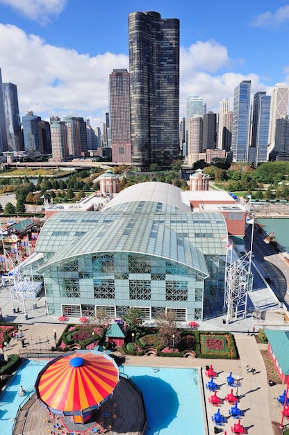 Foto gratuita orizzonte urbano del centro della città di chicago con i grattacieli sopra il lago michigan con il cielo blu nuvoloso.