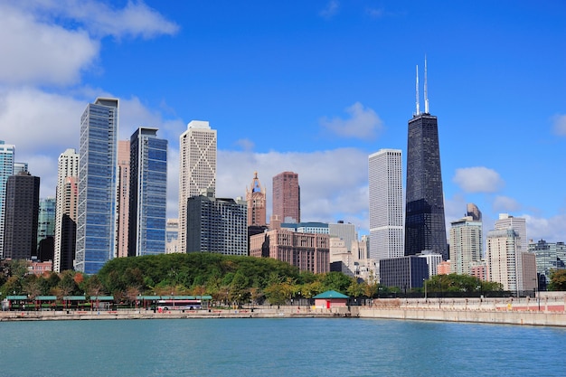 曇った青い空とミシガン湖の高層ビルのあるシカゴ市の都会のスカイライン。