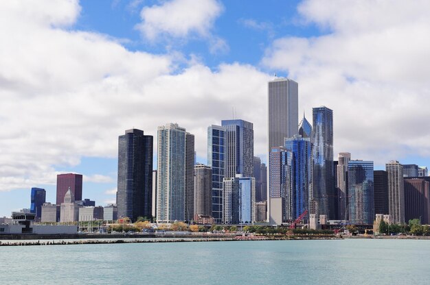 흐린 푸른 하늘이 있는 미시간 호수 위로 고층 빌딩이 있는 시카고 도시의 스카이라인.