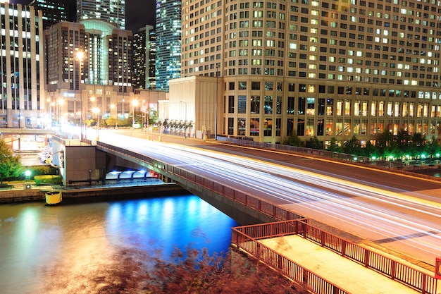 Foto gratuita passeggiata sul fiume chicago