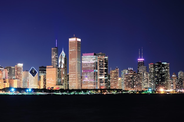 Free photo chicago skyline at dusk