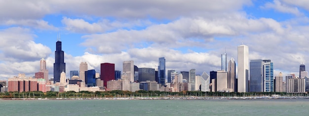 Free photo chicago skyline over lake michigan