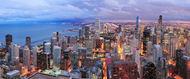시카고 스카이라인 파노라마 공중 전망은 황혼에 흐린 하늘이 있는 미시간 호수 위로 고층 빌딩이 있습니다.