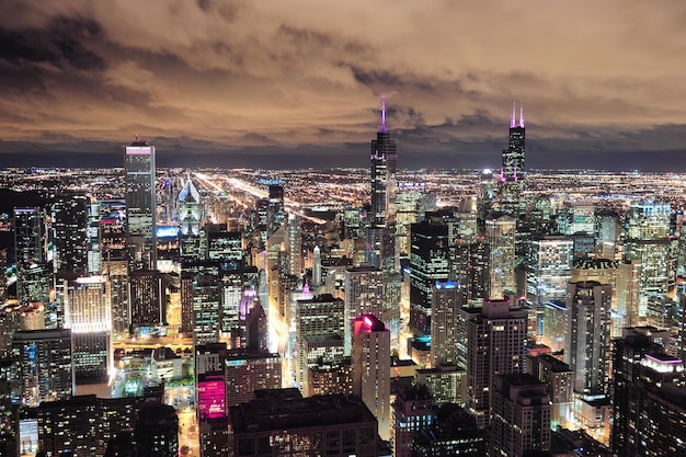 Vista aerea urbana di chicago al crepuscolo