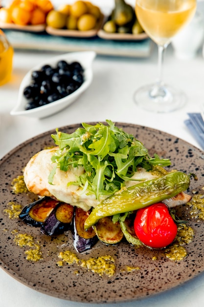 Petto di pollo con rucola al formaggio e verdure grigliate