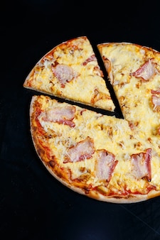 クリーミーソースと粉チーズをピザに乗せた鶏の胸肉。肉の厚い皮においしい新鮮なピザ