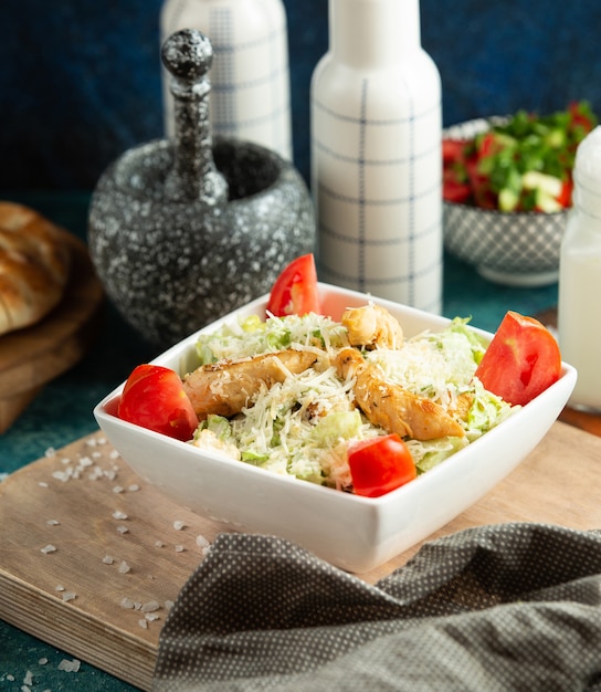 Foto gratuita insalata di pollo caesar sul tavolo