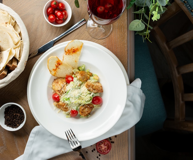 Foto gratuita insalata di pollo caesar con crutones e verdure