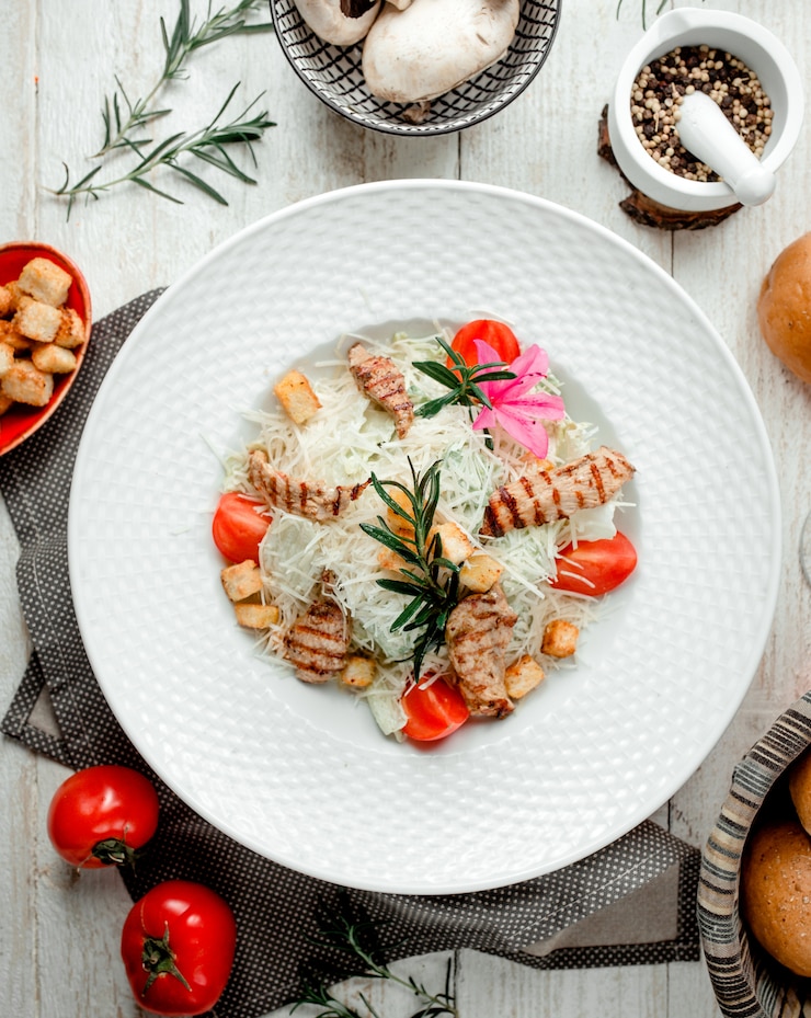 Бесплатный Фотография цыпленок цезарь с овощами, вид сверху