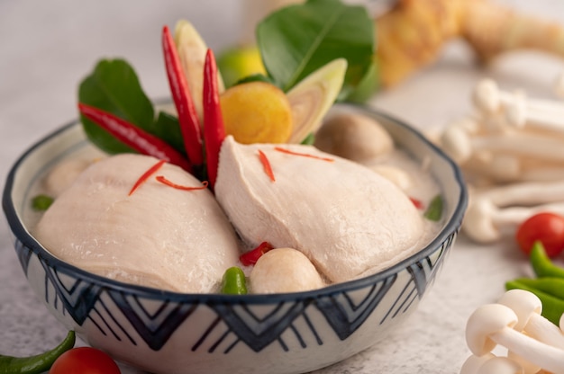 Free photo chicken in coconut milk soup, galangal lemongrass and chilli thai food.