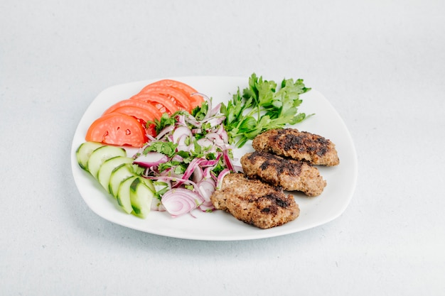 Chicken cotlet with vegetables and green salad.