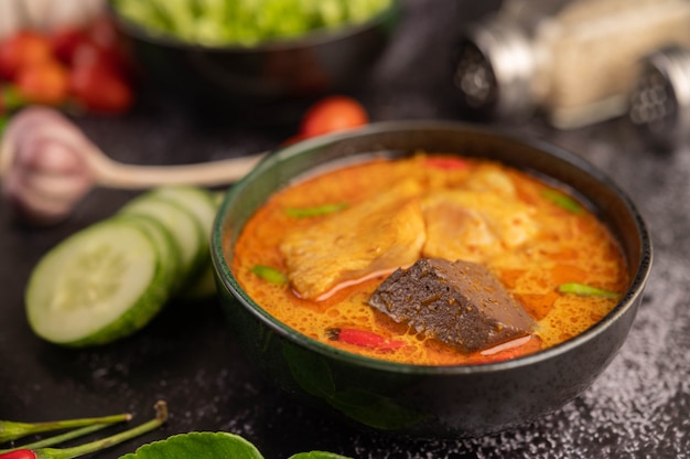 黒いカップでチキンカレー。