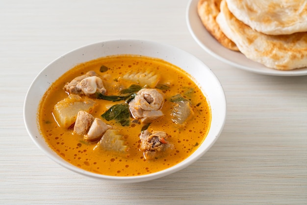 ロティまたはナンとチキンティッカマサラのチキンカレースープ-アジア料理スタイル Premium写真