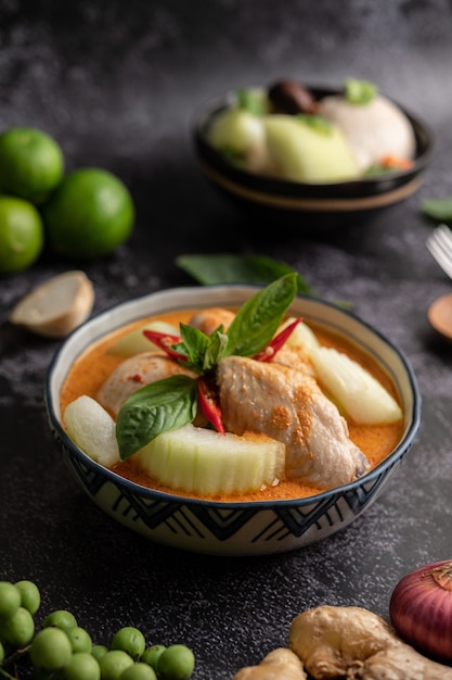 Chicken curry with winter melon, with mushroom, garlic, chilli and basil