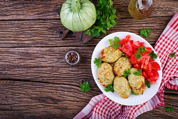 Бесплатное фото Куриная котлета с салатом из цуккини и помидоров