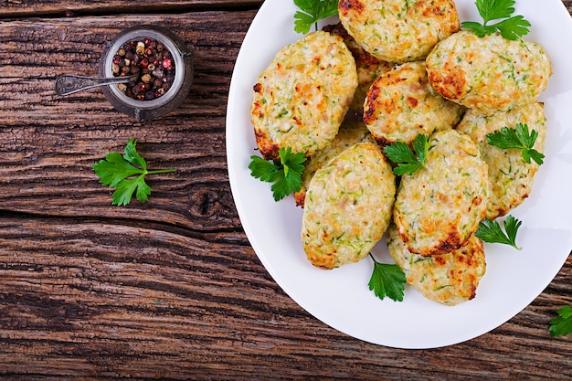 Free photo chicken cutlet with zucchini