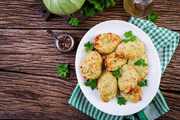 Foto gratuita cotoletta di pollo con zucchine