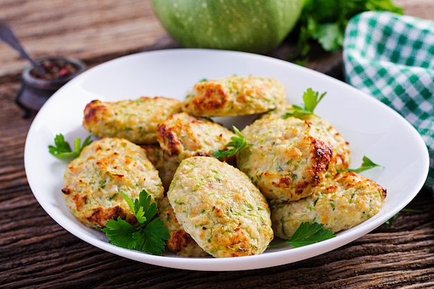 Free photo chicken cutlet with zucchini