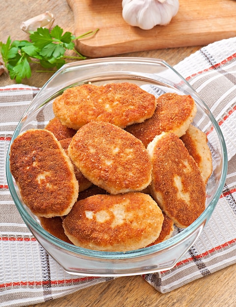 Cotolette di pollo in una ciotola di vetro