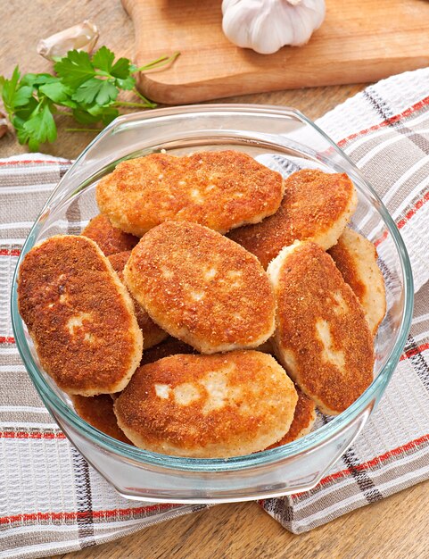 유리 그릇에 치킨 cutlets