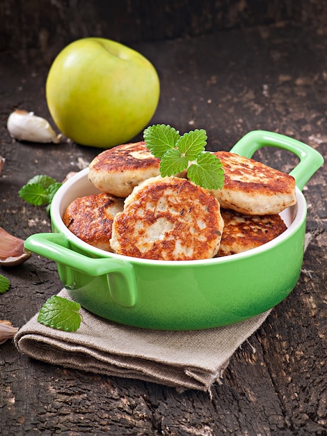 Free photo chicken cutlets with apple and mint