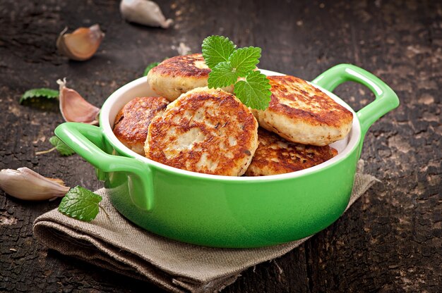 chicken cutlets with apple and mint