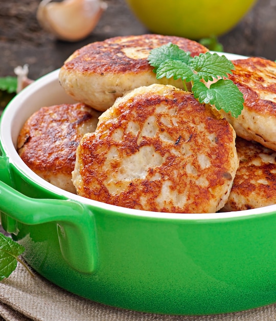 chicken cutlets with apple and mint