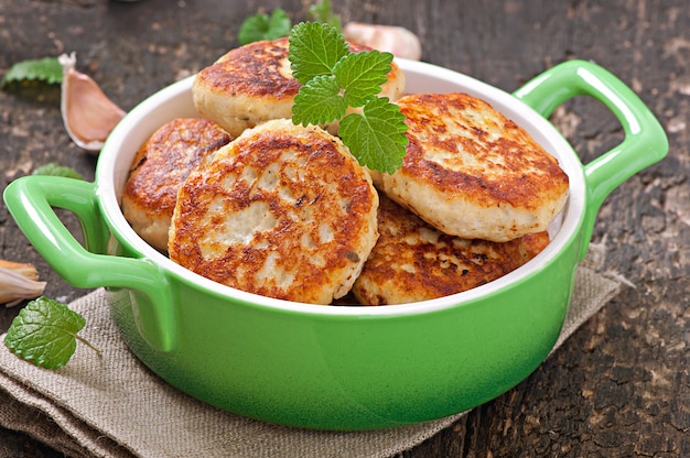 chicken cutlets with apple and mint