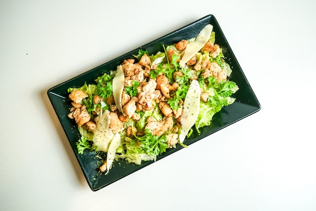 Free photo chicken dish on a restaurant table