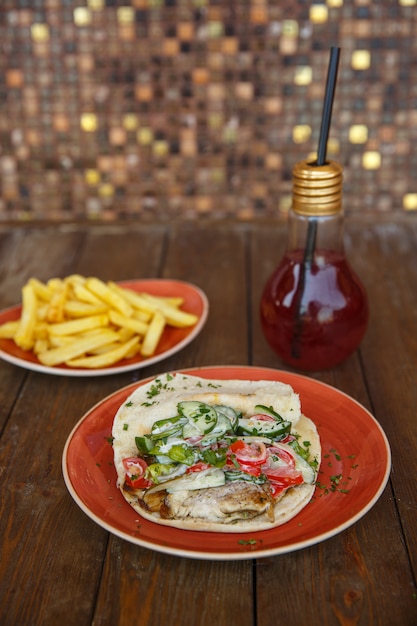 Free photo chicken doner with vegetables and herbs in pita bread
