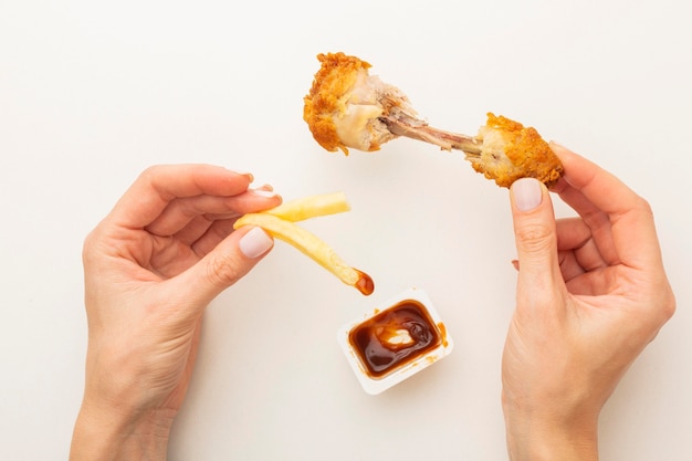 Foto gratuita avanzi di cosce di pollo e ketchup