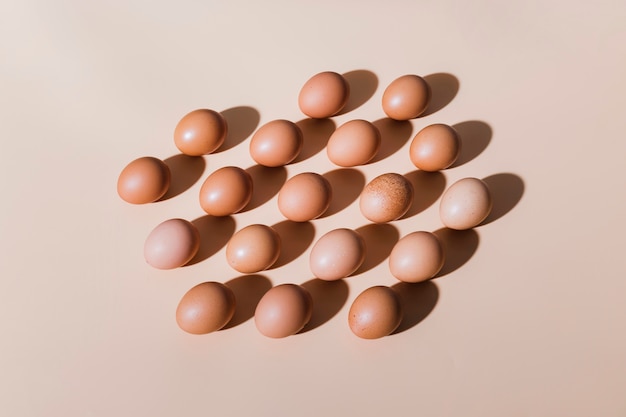 Куриные яйца на столе выровнены