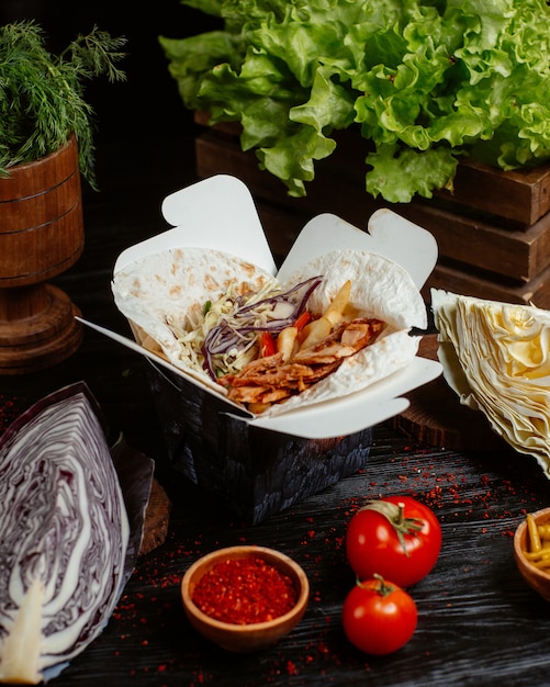 Бесплатное фото Фахитас из курицы с салатом в лаваше, подается с овощами.