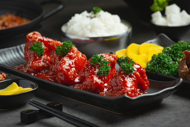 無料写真 韓国風スパイシーソースで揚げた鶏肉