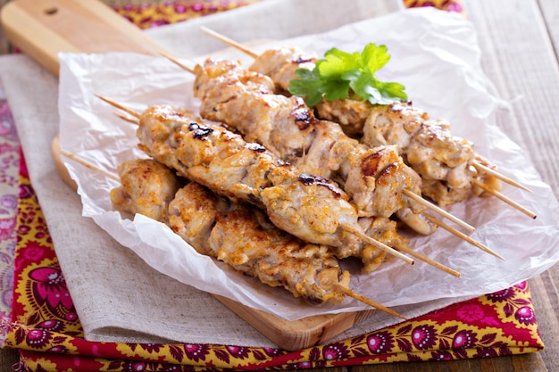 요구르트 마리네이드를 곁들인 치킨 케밥