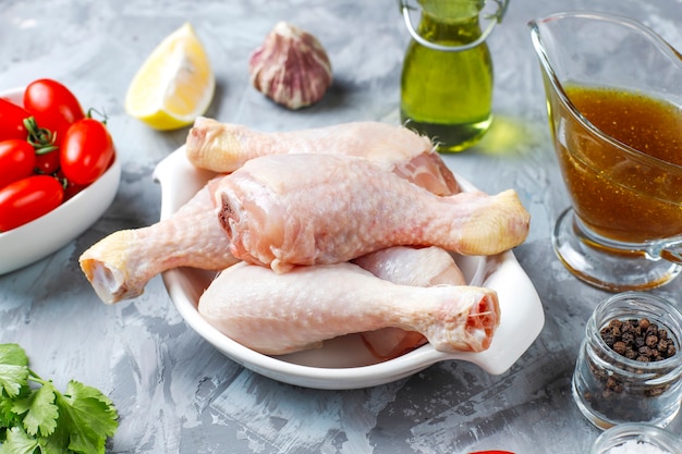 スパイスと塩が入った鶏の脚は調理の準備ができています。