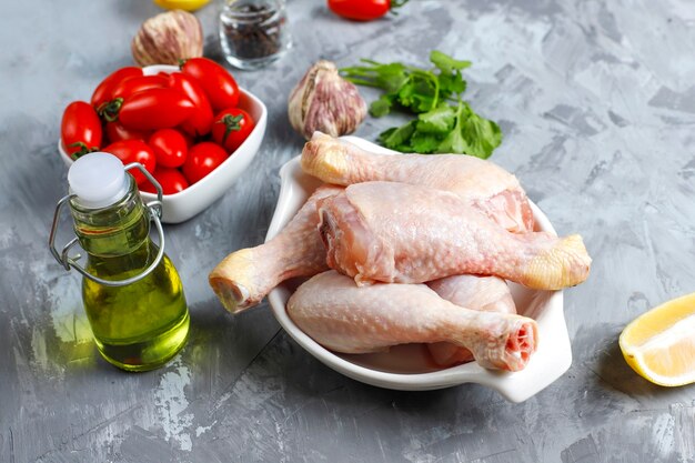 Cosce di pollo con spezie e sale pronte per la cottura.