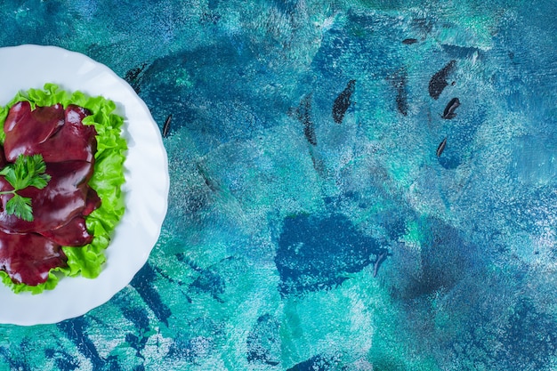 Free photo chicken livers on a lettuce leaf on the plate