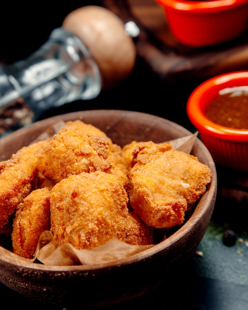 Foto gratuita pepite di pollo con salsa barbecue sul tavolo