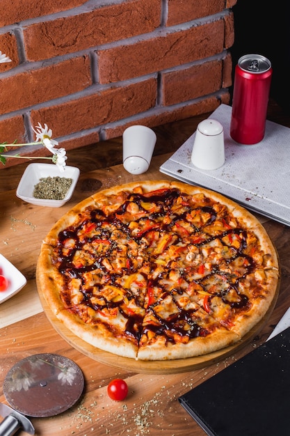 Free photo chicken pizza with bell peppers, herbs and barbecue sauce